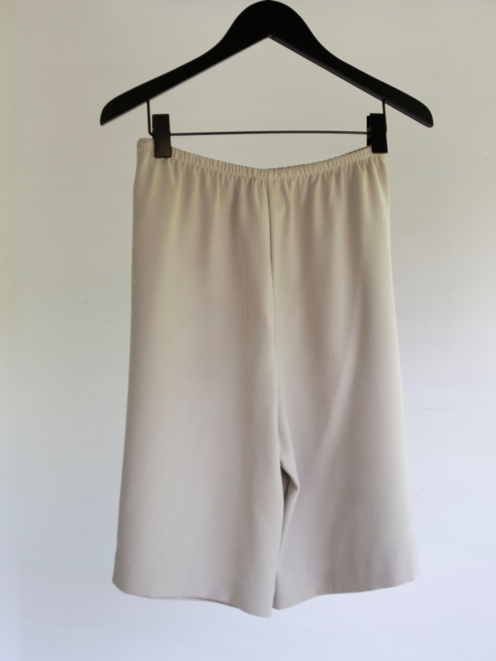 LESET Arielle City crepe shorts in grey, size M EUC - Picture 3 of 7